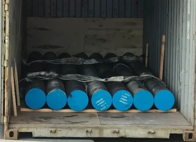 1.2343 Bare de oțel încărcate într-un container deschis